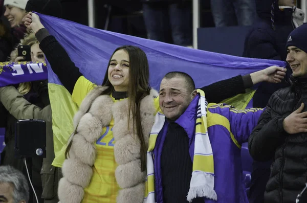 Kharkiv, UCRANIA - 15 de noviembre de 2016: Los aficionados en el partido durante t —  Fotos de Stock