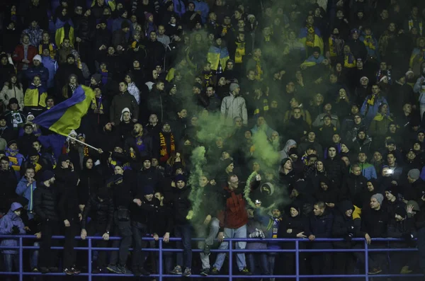 Kharkiv, UKRAINE - November 15, 2016: Ultras harness colored smo — Stock Photo, Image