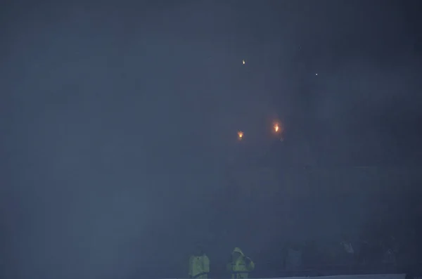 Kharkiv, UCRANIA - 15 de noviembre de 2016: Ultras arnés fuegos artificiales a — Foto de Stock