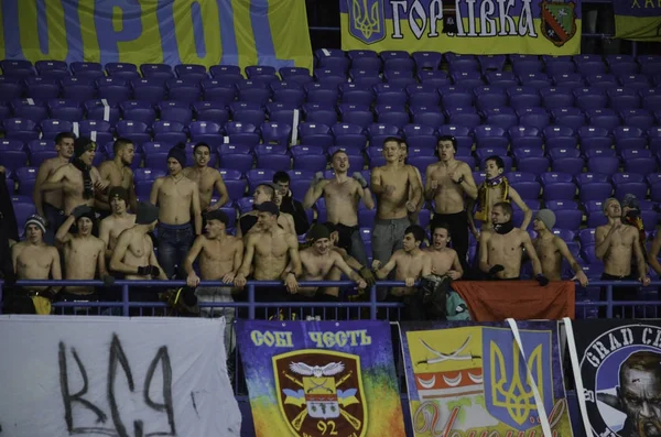 Kharkiv, UCRANIA - 15 de noviembre de 2016: Ultras desnudos en un estadio — Foto de Stock