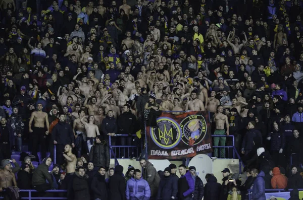 Kharkiv, UCRANIA - 15 de noviembre de 2016: Ultras desnudos en un estadio — Foto de Stock
