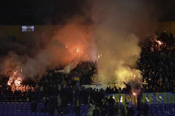 Kharkiv, Ukrayna - 15 Kasım 2016: Ultras koşum havai fişek bir