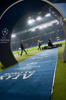 Kharkiv, Ukrayna - 21 Şubat 2018: Görünüm stadyum çıkışında tünel Uefa Şampiyonlar Ligi maç sırasında oyuncular için arada Shakhtar Donetsk vs olarak Roma Osk Metalist Stadyumu'nda, Ukrayna