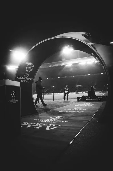 哈尔科夫 乌克兰 2018年2月21日 体育场在隧道的出口的看法为球员在 Uefa 冠军同盟比赛期间顿涅茨克与罗马在 Osk Metalist 体育场 乌克兰 — 图库照片