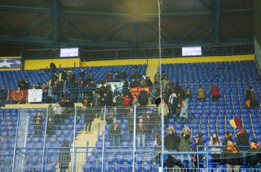 Kharkiv, Ukrayna - 21 Şubat 2018: Olarak Roma taraftarları tribünlerde Shakhtar Donetsk rakip olarak Roma Osk Metalist Stadyumu'nda, Ukrayna arasında Uefa Şampiyonlar Ligi maç sırasında ızgara arkasında