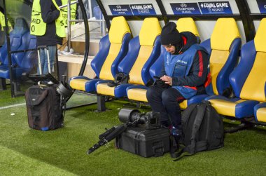 Kharkiv, Ukrayna - 21 Şubat 2018: Resmi fotoğrafçısı Shakhtar Donetsk rakip olarak Roma, Ukrayna arasında Uefa Şampiyonlar Ligi maç sırasında lensler ile bankta