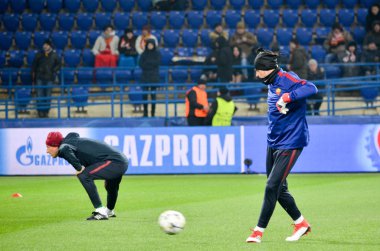 Kharkiv, Ukrayna - 21 Şubat 2018: Shakhtar Donetsk rakip olarak Roma Osk Metalist Stadyumu'nda, Ukrayna arasında Uefa Şampiyonlar Ligi maç sırasında eğitim olarak Roma kaleci