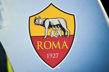 Kharkiv, Ukrayna - 21 Şubat 2018: Resmi Logo olarak Roma closeup Shakhtar Donetsk rakip olarak Roma Osk Metalist Stadyumu'nda, Ukrayna arasında Uefa Şampiyonlar Ligi maç sırasında