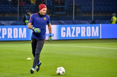 Kharkiv, Ukrayna - 21 Şubat 2018: Shakhtar Donetsk rakip olarak Roma Osk Metalist Stadyumu'nda, Ukrayna arasında Uefa Şampiyonlar Ligi maç sırasında eğitim olarak Roma kaleci