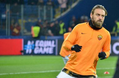 Kharkiv, Ukrayna - 21 Şubat 2018: Daniele De Rossi Shakhtar Donetsk rakip olarak Roma Osk Metalist Stadyumu'nda, Ukrayna arasında Uefa Şampiyonlar Ligi maç sırasında