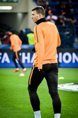 Kharkiv, Ukrayna - 21 Şubat 2018: Edin Dzeko Shakhtar Donetsk rakip olarak Roma Osk Metalist Stadyumu'nda, Ukrayna arasında Uefa Şampiyonlar Ligi maç sırasında