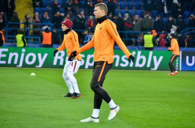 Kharkiv, Ukrayna - 21 Şubat 2018: Edin Dzeko Shakhtar Donetsk rakip olarak Roma Osk Metalist Stadyumu'nda, Ukrayna arasında Uefa Şampiyonlar Ligi maç sırasında