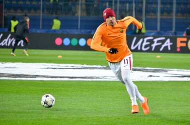 Kharkiv, Ukrayna - 21 Şubat 2018: Aleksandar Kolarov Shakhtar Donetsk rakip olarak Roma Osk Metalist Stadyumu'nda, Ukrayna arasında Uefa Şampiyonlar Ligi maç sırasında
