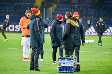 Kharkiv, Ukrayna - 21 Şubat 2018: Eğitim ekibi olarak Roma Shakhtar Donetsk rakip olarak Roma Osk Metalist Stadyumu'nda, Ukrayna arasında Uefa Şampiyonlar Ligi maç sırasında