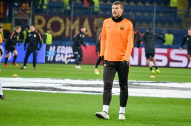 Kharkiv, Ukrayna - 21 Şubat 2018: Edin Dzeko Shakhtar Donetsk rakip olarak Roma Osk Metalist Stadyumu'nda, Ukrayna arasında Uefa Şampiyonlar Ligi maç sırasında