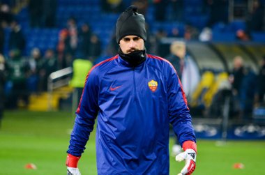 Kharkiv, Ukrayna - 21 Şubat 2018: Eğitim kaleci olarak Roma Shakhtar Donetsk rakip olarak Roma Osk Metalist Stadyumu'nda, Ukrayna arasında Uefa Şampiyonlar Ligi maç sırasında