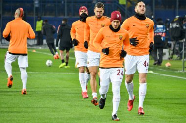 Kharkiv, Ukrayna - 21 Şubat 2018: Eğitim oyuncu olarak Roma Shakhtar Donetsk rakip olarak Roma Osk Metalist Stadyumu'nda, Ukrayna arasında Uefa Şampiyonlar Ligi maç sırasında