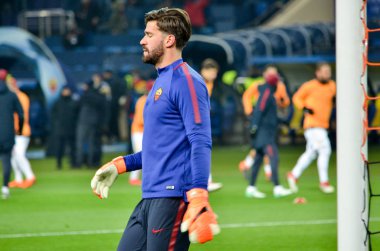 Kharkiv, Ukrayna - 21 Şubat 2018: Alisson Shakhtar Donetsk rakip olarak Roma Osk Metalist Stadyumu'nda, Ukrayna arasında Uefa Şampiyonlar Ligi maç sırasında