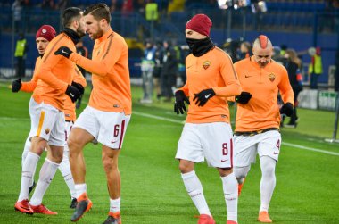 Kharkiv, Ukrayna - 21 Şubat 2018: Kevin Strootman, Diego ben, Radja Nainggolan sırasında Uefa Şampiyonlar Ligi maç, Ukrayna