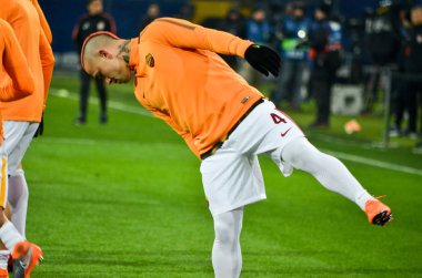 Kharkiv, Ukrayna - 21 Şubat 2018: Radja Nainggolan Shakhtar Donetsk rakip olarak Roma Osk Metalist Stadyumu'nda, Ukrayna arasında Uefa Şampiyonlar Ligi maç sırasında