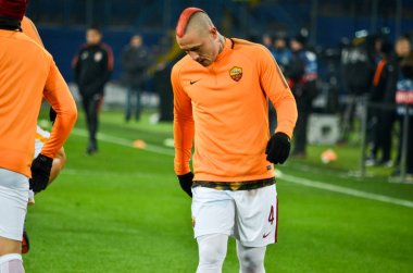 Kharkiv, Ukrayna - 21 Şubat 2018: Radja Nainggolan Shakhtar Donetsk rakip olarak Roma Osk Metalist Stadyumu'nda, Ukrayna arasında Uefa Şampiyonlar Ligi maç sırasında