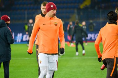Kharkiv, Ukrayna - 21 Şubat 2018: Aleksandar Kolarov Shakhtar Donetsk rakip olarak Roma Osk Metalist Stadyumu'nda, Ukrayna arasında Uefa Şampiyonlar Ligi maç sırasında