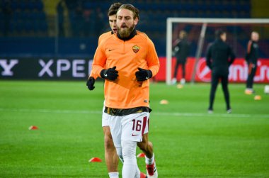 Kharkiv, Ukrayna - 21 Şubat 2018: Daniele De Rossi Shakhtar Donetsk rakip olarak Roma Osk Metalist Stadyumu'nda, Ukrayna arasında Uefa Şampiyonlar Ligi maç sırasında
