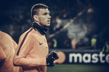 Kharkiv, Ukrayna - 21 Şubat 2018: Edin Dzeko Shakhtar Donetsk rakip olarak Roma Osk Metalist Stadyumu'nda, Ukrayna arasında Uefa Şampiyonlar Ligi maç sırasında