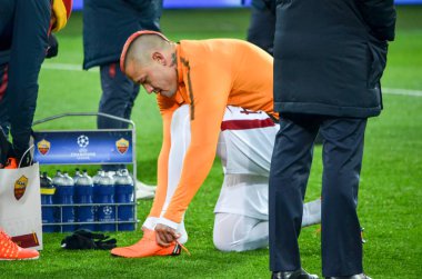 Kharkiv, Ukrayna - 21 Şubat 2018: Radja Nainggolan Shakhtar Donetsk rakip olarak Roma Osk Metalist Stadyumu'nda, Ukrayna arasında Uefa Şampiyonlar Ligi maç sırasında