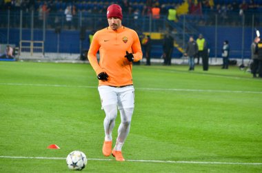 Kharkiv, Ukrayna - 21 Şubat 2018: Aleksandar Kolarov Shakhtar Donetsk rakip olarak Roma Osk Metalist Stadyumu'nda, Ukrayna arasında Uefa Şampiyonlar Ligi maç sırasında