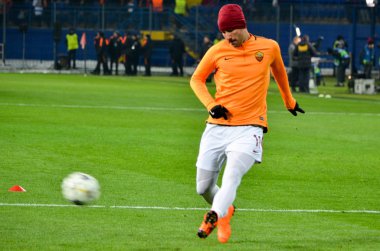 Kharkiv, Ukrayna - 21 Şubat 2018: Aleksandar Kolarov Shakhtar Donetsk rakip olarak Roma Osk Metalist Stadyumu'nda, Ukrayna arasında Uefa Şampiyonlar Ligi maç sırasında