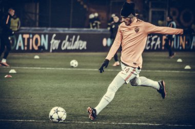 Kharkiv, Ukrayna - 21 Şubat 2018: Alessandro Florenzi Shakhtar Donetsk rakip olarak Roma Osk Metalist Stadyumu'nda, Ukrayna arasında Uefa Şampiyonlar Ligi maç sırasında