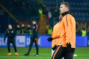 Kharkiv, Ukrayna - 21 Şubat 2018: Edin Dzeko Shakhtar Donetsk rakip olarak Roma Osk Metalist Stadyumu'nda, Ukrayna arasında Uefa Şampiyonlar Ligi maç sırasında