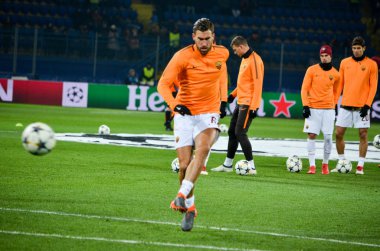 Kharkiv, Ukrayna - 21 Şubat 2018: Kevin Strootman Shakhtar Donetsk rakip olarak Roma Osk Metalist Stadyumu'nda, Ukrayna arasında Uefa Şampiyonlar Ligi maç sırasında