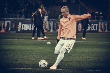 Kharkiv, Ukrayna - 21 Şubat 2018: Radja Nainggolan Shakhtar Donetsk rakip olarak Roma Osk Metalist Stadyumu'nda, Ukrayna arasında Uefa Şampiyonlar Ligi maç sırasında