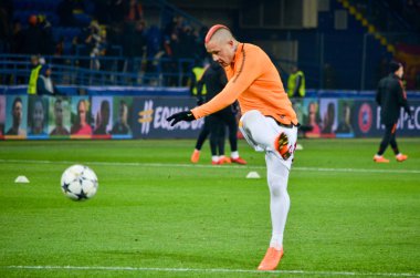 Kharkiv, Ukrayna - 21 Şubat 2018: Radja Nainggolan Shakhtar Donetsk rakip olarak Roma Osk Metalist Stadyumu'nda, Ukrayna arasında Uefa Şampiyonlar Ligi maç sırasında