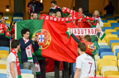 Kyiv, Ukrayna - 14 Ekim 2019: Portekizli taraftarlar Uefa Euro 2020 ön eleme maçında Ukrayna ile Ukrayna arasında oynanan Ukrayna maçı sırasında stadyumda takımı destekliyorlar