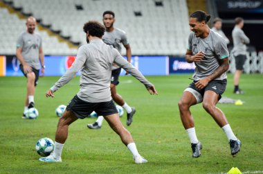 İstanbul, Türkiye - 14 Ağustos 2019: Liverpool futbolcuları Uefa Süper Kupası Finalleri öncesinde Vodafone Arena, Türkiye 'deki Vodafone Park' ta Liverpool ve Chelsea arasında oynanan karşılaşma öncesi antrenman oturumu