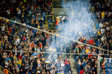 Dnipro, Ukrayna - 10 Eylül 2019: Milli takım Ukrayna ile Nijerya milli takımı Ukrayna arasındaki dostluk maçı sırasında futbol taraftarları