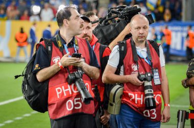 Dnipro, Ukrayna - 10 Eylül 2019: Dostluk maçı sırasında fotoğraf makineleri ve lensli gazeteciler, Ukrayna