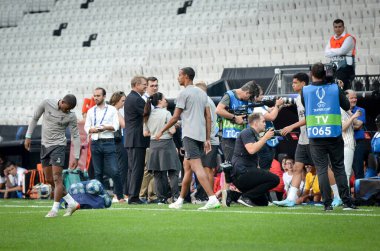 İstanbul, Türkiye - 14 Ağustos 2019: Liverpool futbolcuları Liverpool ile Chelsea arasında Vodafone Arena, Türkiye 'deki Vodafone Park' ta oynanan Uefa Süper Kupası Finalleri öncesinde sahaya çıktılar