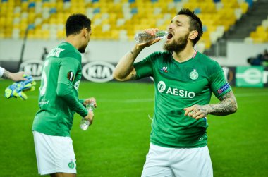 Lviv, Ukrayna - 07 Kasım 2019: Uefa Avrupa Ligi (Ukrayna) - Saint Etienne (Fransa) maçı sırasında Mathieu Debuchy su içti