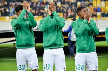 Lviv, Ukrayna - 07 Kasım 2019: Saint Etienne Football oyuncusu olarak Uefa Avrupa Ligi 'nde İskenderiye - Saint Etienne, Ukrayna maçı sırasında taraftarlara teşekkür ediyor