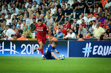 İstanbul, Türkiye - 14 Ağustos 2019: Trent Alexander-Arnold ve Mason Mount, Liverpool ile Chelsea arasında Vodafone Arena, Türkiye 'deki Vodafone Park' ta oynanan Uefa Süper Kupa Finalleri maçında