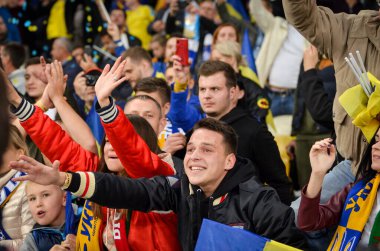 Kyiv, Ukrayna - 14 Ekim 2019: Ukraynalı taraftarlar Uefa Euro 2020 ön eleme karşılaşmasında Ukrayna ile Portekiz, Ukrayna arasında oynanan karşılaşmada stadyumda takımı destekliyorlar