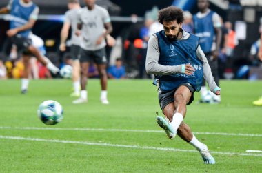 İstanbul, Türkiye - 14 Ağustos 2019: Türkiye 'nin Vodafone Arena kentindeki Vodafone Parkı' nda Liverpool ile Chelsea arasında oynanan Uefa Süper Kupası Finalleri öncesinde Muhammed Salah