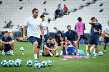 İstanbul, Türkiye - 14 Ağustos 2019: Vodafone Park, Türkiye 'de Liverpool ile Chelsea arasında oynanan Uefa Süper Kupası Finalleri öncesinde teknik direktör Frank Lampard topla oynadı