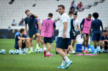 İstanbul, Türkiye - 14 Ağustos 2019: Vodafone Park, Türkiye 'de Liverpool ile Chelsea arasında oynanan Uefa Süper Kupası Finalleri öncesinde teknik direktör Frank Lampard topla oynadı