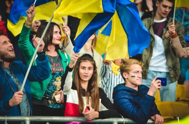 Kyiv, Ukrayna - 14 Ekim 2019: Ukraynalı taraftarlar Uefa Euro 2020 ön eleme karşılaşmasında Ukrayna ile Portekiz, Ukrayna arasında oynanan karşılaşmada stadyumda takımı destekliyorlar
