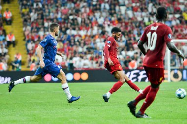 İstanbul, Türkiye - 14 Ağustos 2019: Uefa Süper Kupası Finalleri sırasında Vodafone Arena, Türkiye 'deki Vodafone Park' ta Liverpool ile Chelsea arasında oynanan Mateo Kovaciç ve Joe Gomez
